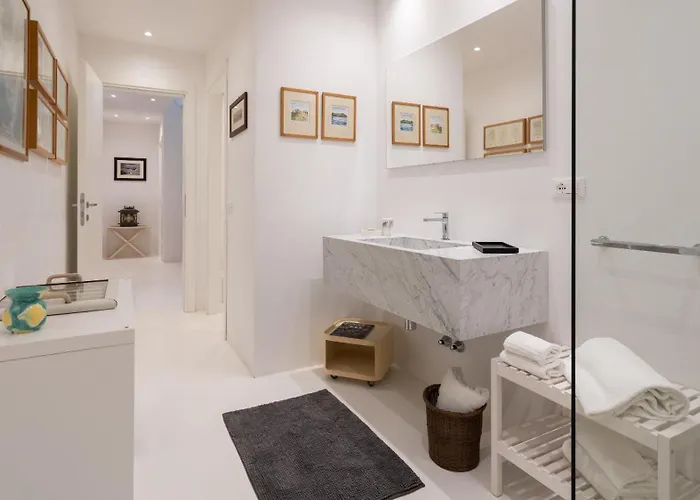 别墅 Giomoa 8, Emma 卡波利韦里