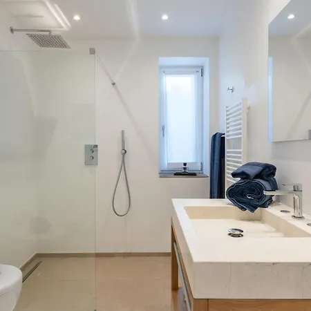 Giomoa 8, Emma 빌라